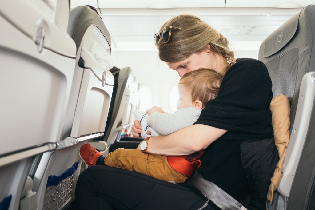 Viajar com um bebé de avião ao colo