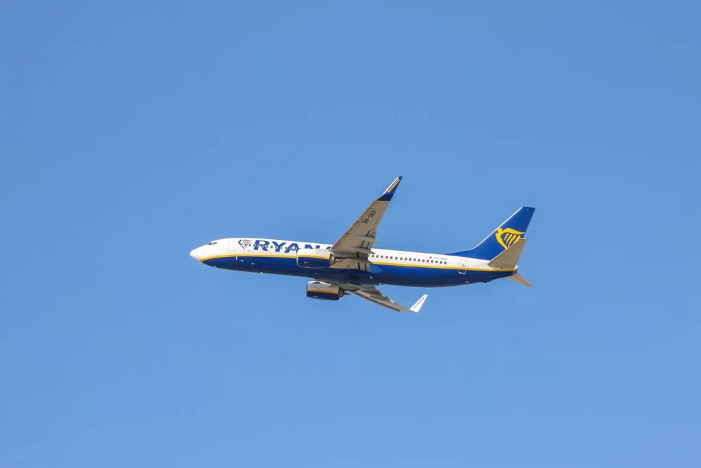 Avião da Ryanair a voar.